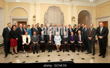 Die britische Königin Elizabeth II. Posiert für ein Gruppenfoto mit dem Kabinettsminister und Leiter des Innendienstes Sir Gus O'Donnell (links von Queen sitzend) und den Ständigen Sekretären während eines Besuchs im Kabinettsbüro in Westminster, im Zentrum von London. Stockfoto