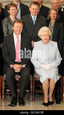 Die britische Königin Elizabeth II. Posiert für ein Gruppenfoto mit dem Kabinettsminister und Leiter des Innenministeriums Sir Gus O'Donnell (links sitzend) und den Ständigen Sekretären während eines Besuchs im Kabinettsbüro in Westminster, im Zentrum von London. Stockfoto