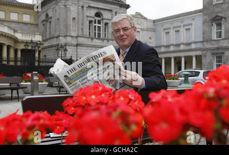 Der Labour-Vorsitzende Eamon Gilmore hat Labour nach einer Meinungsumfrage zum ersten Mal als größte politische Partei des Staates im Leinster House in Dublin bezeichnet. Stockfoto