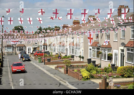 England Fußballfan Jason Millard mit hunderten von Metern Englands Flagge, die er in der Sackgasse, in der er lebt, aufgesetzt hat, Heather Close in Kingswood, Bristol, vor der Weltmeisterschaft in Südafrika, wenn die Straße zusammenkommt und während des Turniers eine Party macht. Stockfoto