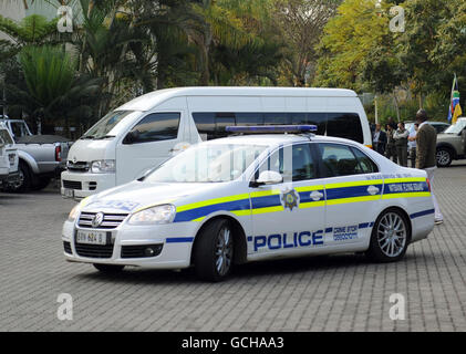 Britische Studenten, die bei einem Busunfall in Südafrika verletzt wurden, verlassen das Town Lodge Hotel mit einer Polizeieskorte in Nelspruit, Südafrika. Stockfoto