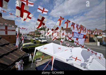 Fußball - FIFA Fußball-Weltmeisterschaft Südafrika 2010 - Fußballfans in England - Bristol. Englische Flaggen zieren Häuser und Straßen im Gebiet Knowle West von Bristol. Stockfoto