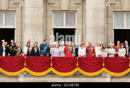 Königin Elizabeth II. Und der Herzog von Edinburgh (Mitte) beobachten zusammen mit anderen Mitgliedern der königlichen Familie einen Flipper vom Balkon des Buckingham Palace im Zentrum von London nach der Trooping the Color Zeremonie bei der Horse Guards Parade. Stockfoto
