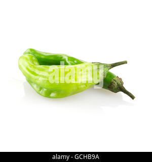 Shishito Paprika isoliert auf weißem Hintergrund mit Schatten. Stockfoto