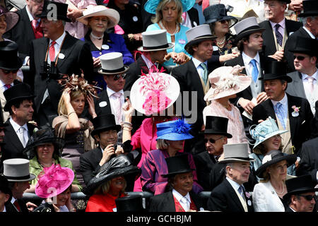 Pferderennen - The Royal Ascot Meeting 2010 - Tag 1 - Ascot Racecourse. Die Damen haben Mode, während die Zuschauer am ersten Tag des Royal Ascot Meetings auf der Ascot Racecourse, Berkshire, auf die Tribünen blicken. Stockfoto