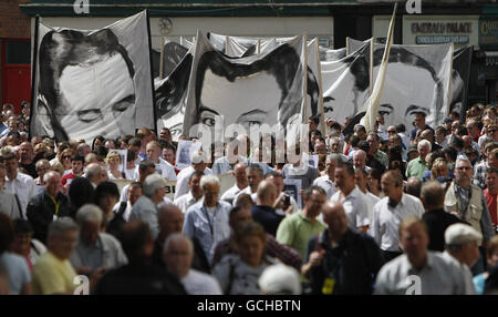 Banner mit Porträts von Opfern des blutigen Sonntags werden in die Guildhall in Londonderry getragen, wo Verwandte die ersten Exemplare des Saville Inquiry-Berichts lesen konnten. Stockfoto