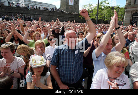 Die Massen feiern die Ergebnisse des lang erwarteten Berichts der Saville-Untersuchung über den Blutigen Sonntag, nachdem Verwandte der Opfer die ersten Exemplare vor der Guildhall in Londonderry gelesen hatten. Stockfoto