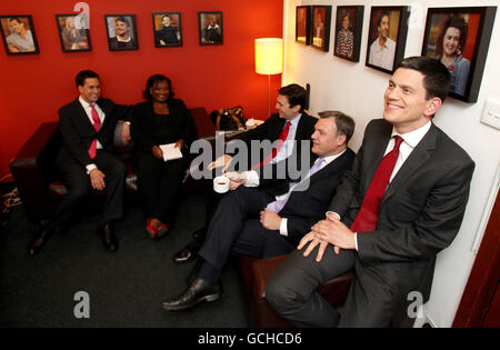 Labour Leadership-Kandidaten (von links nach rechts) Ed Miliband, Diane Abbott, Andy Burnham, Ed Balls und David Miliband im grünen Raum vor dem Beginn der Labour Leadership Debatte auf der BBC Newsnight im BBC Television Center, London. Stockfoto