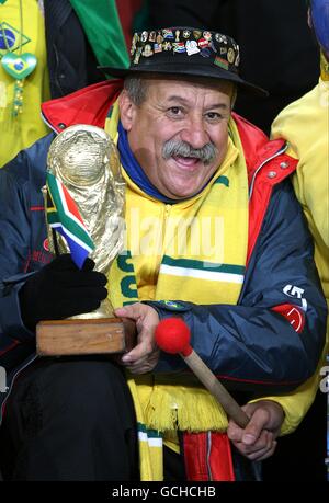 Ein brasilianischer Fan zeigt ihre Unterstützung, auf den Tribünen vor dem Anpfiff Stockfoto
