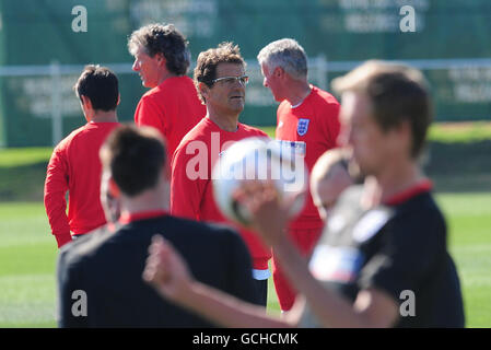 England-Manager Fabio Capello (Mitte) während des Trainings im Royal Bafokeng Sports Complex, Rustenburg, Südafrika. Stockfoto