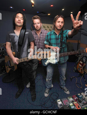 Feeder (von links nach rechts) Taka Hirose, Karl Brazil und Grant Nicholas während einer XFM-Studiosession, im Leicester Square, im Zentrum von London. Stockfoto