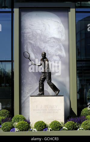 Tennis - Wimbledon Championships 2010 - erster Tag - All England Lawn Tennis und Croquet Club. Die Fred Perry Statue am ersten Tag der Wimbledon Championships 2010 im All England Lawn Tennis Club, Wimbledon. Stockfoto
