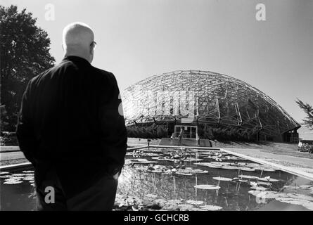 Buckminster Fuller beim Climatron Gewächshaus, Missouri Botanical Garden in St. Louis im Jahre 1964. Stockfoto