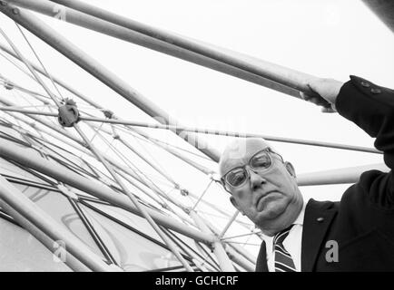 Buckminster Fuller beim Climatron Gewächshaus, Missouri Botanical Garden in St. Louis im Jahre 1964. Stockfoto