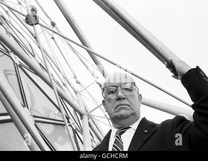 Buckminster Fuller beim Climatron Gewächshaus, Missouri Botanical Garden in St. Louis im Jahre 1964. Stockfoto