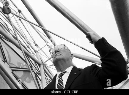 Buckminster Fuller beim Climatron Gewächshaus, Missouri Botanical Garden in St. Louis im Jahre 1964. Stockfoto