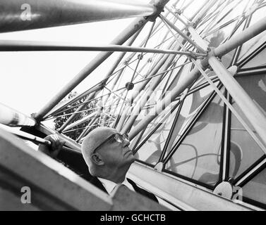 Buckminster Fuller beim Climatron Gewächshaus, Missouri Botanical Garden in St. Louis im Jahre 1964. Stockfoto