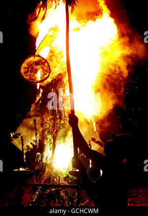 Feiernden nehmen an der Phoenix Feuerzeremonie Teil, um den Vorabend des Summer Solstace beim Body and Soul Festival im Ballinlough Castle in der Grafschaft Meath zu feiern. Stockfoto