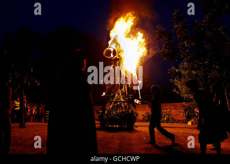 Feiernden nehmen an der Phoenix Feuerzeremonie Teil, um den Vorabend des Summer Solstace beim Body and Soul Festival im Ballinlough Castle in der Grafschaft Meath zu feiern. Stockfoto