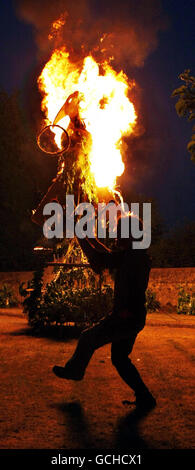 Feiernden nehmen an der Phoenix Feuerzeremonie Teil, um den Vorabend des Summer Solstace beim Body and Soul Festival im Ballinlough Castle in der Grafschaft Meath zu feiern. Stockfoto