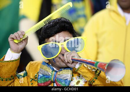 Fußball - FIFA Fußball-Weltmeisterschaft Südafrika 2010 - Gruppe G - Brasilien / Elfenbeinküste - Soccer City Stadium. Ein Brasilien-Fan zeigt dort Unterstützung in den Tribünen Stockfoto