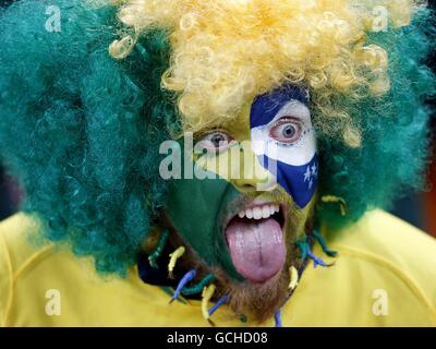Fußball - FIFA Fußball-Weltmeisterschaft Südafrika 2010 - Gruppe G - Brasilien / Elfenbeinküste - Soccer City Stadium. Ein Brasilien-Fan zeigt dort Unterstützung in den Tribünen Stockfoto