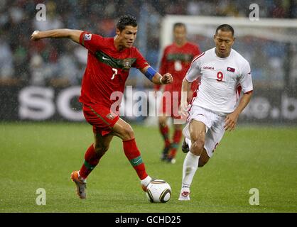 Der portugiesische Cristiano Ronaldo läuft am Tae-SE Jong von Korea DPR vorbei Stockfoto