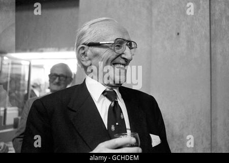 Nobelpreisträger für Wirtschaftswissenschaften Professor Friedrich Hayek, 84, bei einer Preisverleihung, bei der er die Ziele des ersten International Free Enterprise Award der Branchenorganisation erhielt. Stockfoto