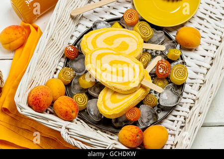 Sommer-Dessert. Eis-Aprikose. Selektiven Fokus. Stockfoto