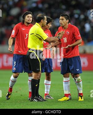 Fußball - FIFA Fußball-Weltmeisterschaft Südafrika 2010 - Gruppe H - Chile / Schweiz - Nelson Mandela Bay Stadium. Chilenische Spieler appellieren an den Schiedsrichter Khalil Al Ghamdi Stockfoto