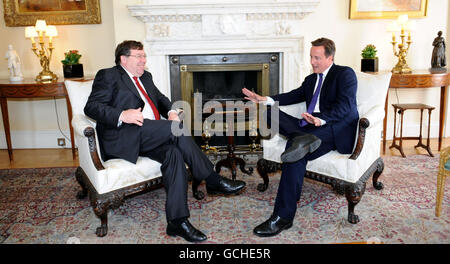 Premierminister David Cameron trifft den irischen Premierminister Brian Cowan zu Gesprächen in der Downing Street 10. Stockfoto