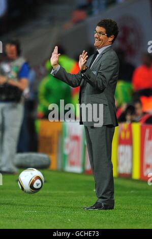 England-Manager Fabio Capello lenkt seine Spieler von der Touchline aus. Stockfoto