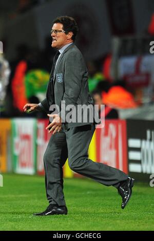 Fußball - FIFA Fußball-Weltmeisterschaft Südafrika 2010 - Gruppe C - Slowenien gegen England - Nelson Mandela Bay Stadium. England-Manager Fabio Capello lenkt seine Spieler von der Touchline aus. Stockfoto