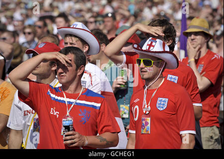 England-Fans sehen die zweite Hälfte des Fußballspiels England gegen Slowenien auf der Pyramid-Bühne beim Glastonbury Festival in Worthy Farm, Somerset. Stockfoto