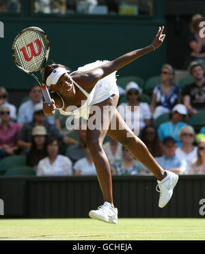 Die USA Venus Williams im Einsatz gegen die russische Ekaterina Makarova am dritten Tag der Wimbledon Championships 2010 im All England Lawn Tennis Club, Wimbledon. Stockfoto