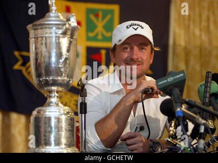 Der neue US Open Champion Graeme McDowell spricht während einer Pressekonferenz im Rathmore Golf Club in Portrush Co Antrim. Stockfoto