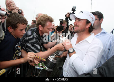 Heimkehr von Graeme McDowell. Der neue US Open Champion Graeme McDowell ist von Fans umgeben, als er zum Rathmore Golf Club in Portrush Co Antrim zurückkehrt. Stockfoto