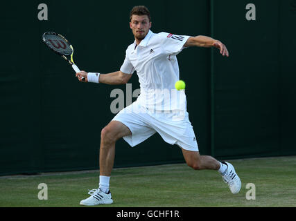 Tennis - Wimbledon Championships 2010 - Tag drei - All England Lawn Tennis und Croquet Club. Der deutsche Daniel Brands im Kampf gegen den russischen Nikolay Davydenko Stockfoto