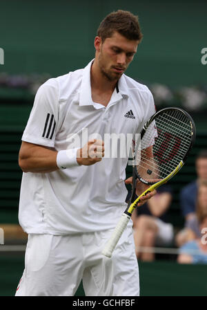 Tennis - Wimbledon Championships 2010 - Tag fünf - All England Lawn Tennis und Croquet Club. Daniel Brands aus Deutschland im Kampf gegen den rumänischen Victor Hanescu Stockfoto