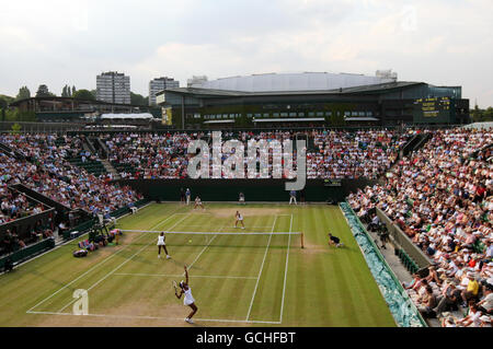 Die USA Venus und Serena Williams in ihrem Doppelspiel gegen die Schweizer Timea Bacsinszky und die Italienerin Tathiana Garbin am zweiten Platz am fünften Tag der Wimbledon Championships 2010 im All England Lawn Tennis Club, Wimbledon. Stockfoto