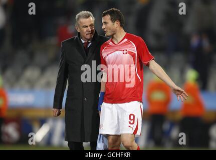 Der Schweizer Alexander frei (rechts) spricht nach dem Schlusspfiff mit seinem Cheftrainer Ottmar Hitzfeld (links). Stockfoto