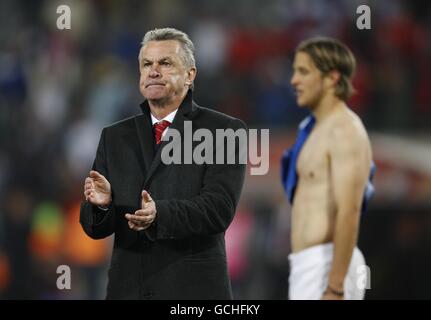 Fußball - FIFA Fußball-Weltmeisterschaft Südafrika 2010 - Gruppe H - Schweiz - Honduras - Free State Stadium. Der Schweizer Cheftrainer Ottmar Hitzfeld (links) dankt ihren Fans für ihre Unterstützung nach dem Schlusspfiff. Stockfoto