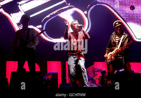 (Von links nach rechts) Mick Jones, Damon Albarn und Paul Simonon von Gorillaz treten auf der Pyramid Stage während des Glastonbury Festivals in Somerset auf. Stockfoto