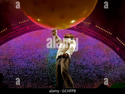 The Flaming Lips Leadsänger Wayne Coyne tritt auf der anderen Bühne beim Glastonbury Festival in Somerset auf. Stockfoto