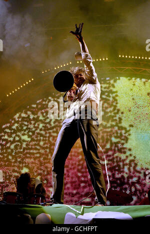 The Flaming Lips Leadsänger Wayne Coyne tritt auf der anderen Bühne beim Glastonbury Festival in Somerset auf. Stockfoto