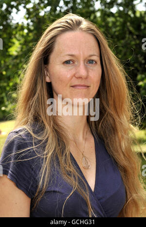 Charlotte Pulver, eine der Organisatoren einer kleinen Gruppe von Demonstranten, die sich im Londoner St. James's Park zusammenschlossen, um gegen Offshore-Ölbohrungen zu demonstrieren, da Öl weiterhin aus dem BP vor der Küste Amerikas austritt. Stockfoto