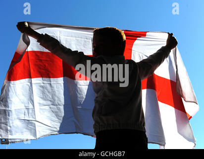 Ein kleiner Junge hält eine englische Flagge vor Englands erstem Knock-out-Spiel der WM 2010 gegen Deutschland in Bloemfontein, Südafrika. Stockfoto