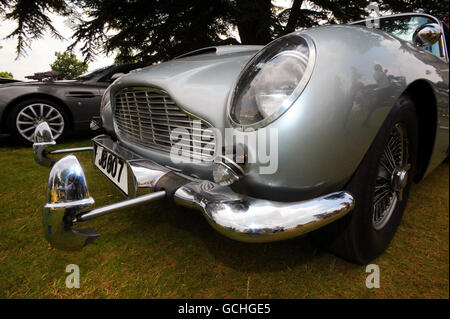 Die Vorderseite eines 'James Bond'-Gadgets schmückte den Aston Martin DB5, angetrieben von Sean Connerys Bond in Goldfinger und Thunderball, der beim Midsummer Classic/ Concours D'Elegance Oldtimer-Display in Stoke Park, Stoke Poges, zu sehen war. Stockfoto