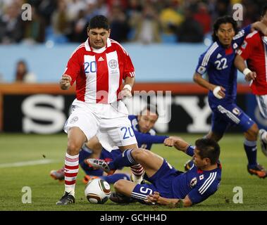 Fußball - FIFA Fußball-Weltmeisterschaft Südafrika 2010 - Runde 16 - Paraguay gegen Japan - Loftus Versfeld Stadium. Der japanische Yuto Nagatomo (rechts) bekämpft den paraguayischen Nestor Ortigoza (links) im Strafraum Stockfoto