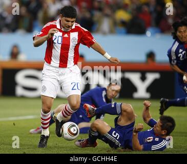 Der japanische Yuto Nagatomo (rechts) bekämpft den paraguayischen Nestor Ortigoza (links) Strafraum Stockfoto